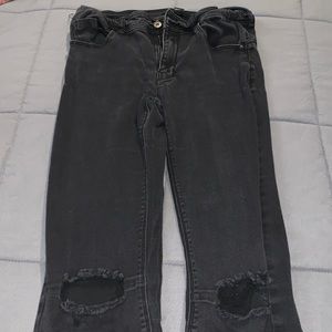 Black jeans with risp at the knees